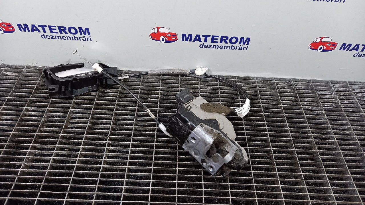 INCUIETOARE USA SPATE DREAPTA PEUGEOT 208 208 - - (2012 2015)