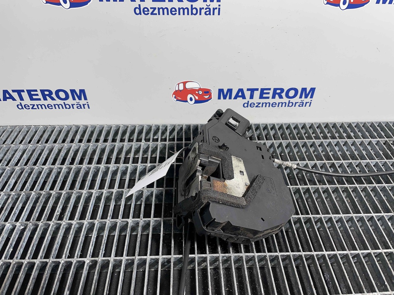 INCUIETOARE USA SPATE DREAPTA RENAULT CAPTUR - - (2013 2016)