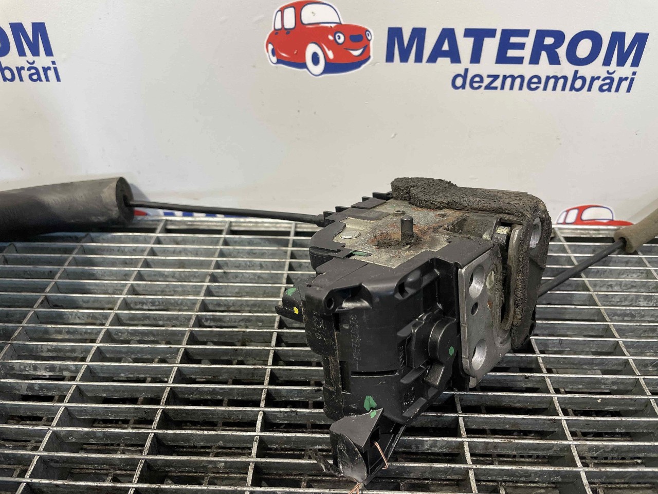 INCUIETOARE USA SPATE DREAPTA RENAULT MEGANE - - (2012 2016)