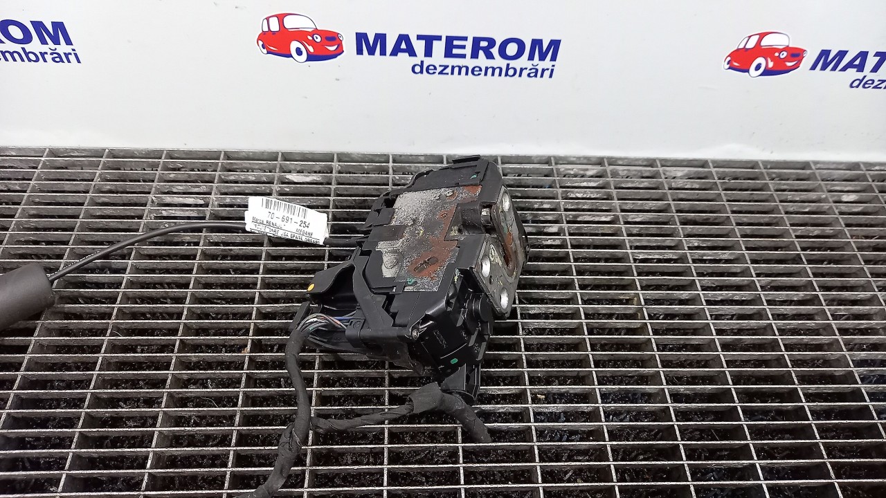 INCUIETOARE USA SPATE DREAPTA RENAULT MEGANE MEGANE - - (2008 2012)