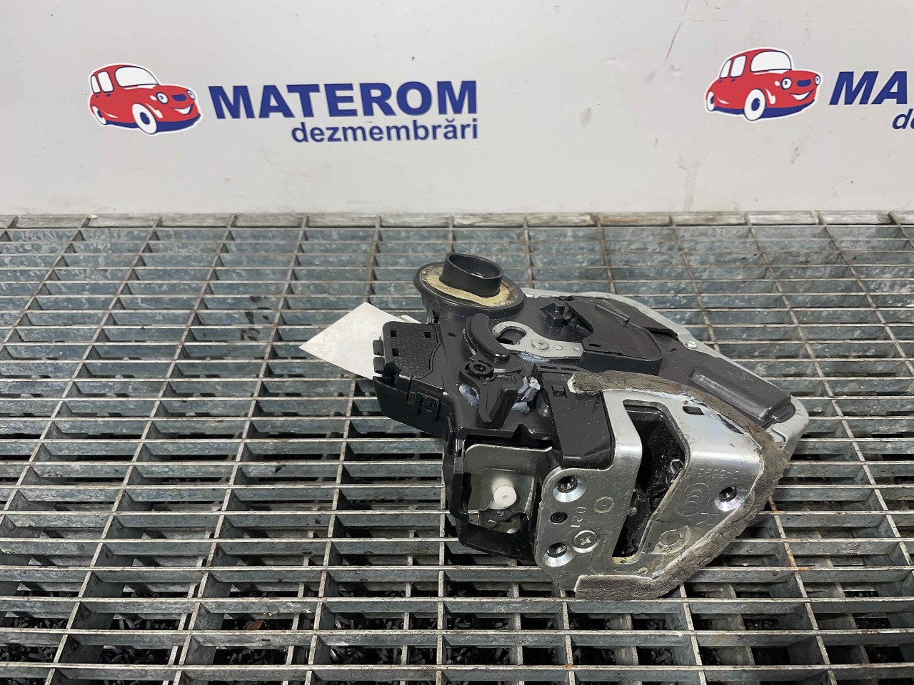 INCUIETOARE USA SPATE DREAPTA TOYOTA AURIS - - (2006 2012)
