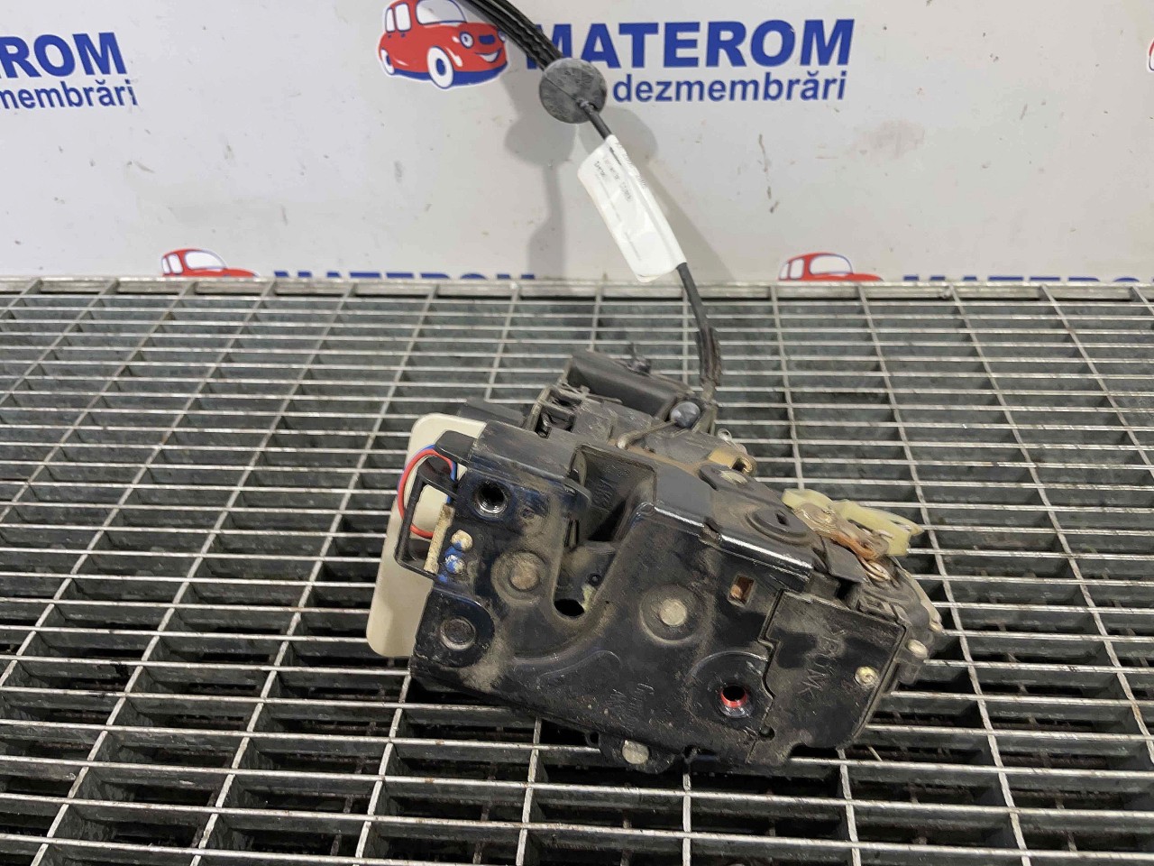INCUIETOARE USA SPATE DREAPTA VW PASSAT - - (2000 2005)