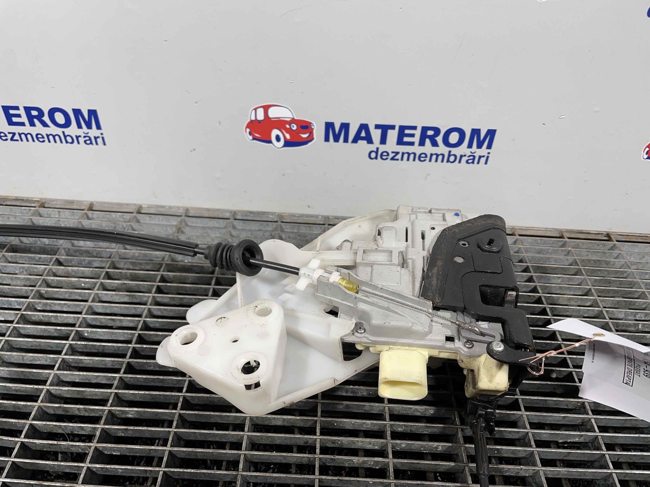 INCUIETOARE USA SPATE DREAPTA VW PASSAT - - (2005 2010)