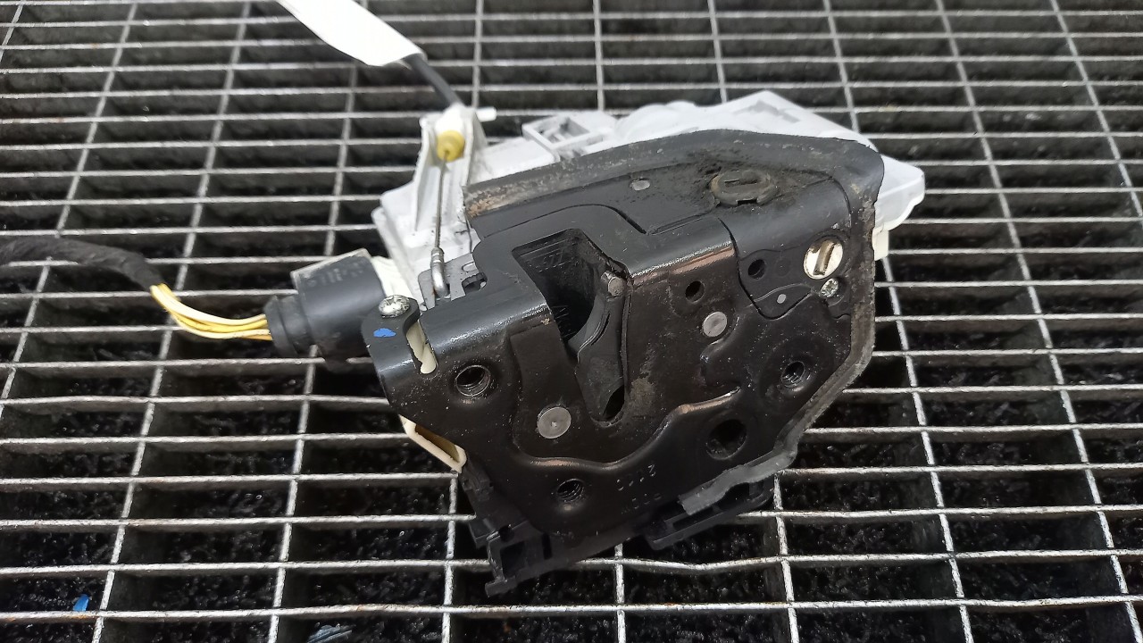 INCUIETOARE USA SPATE DREAPTA VW PASSAT - - (2005 2010)