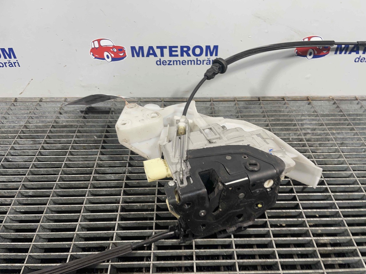 INCUIETOARE USA SPATE DREAPTA VW PASSAT - - (2005 2010)