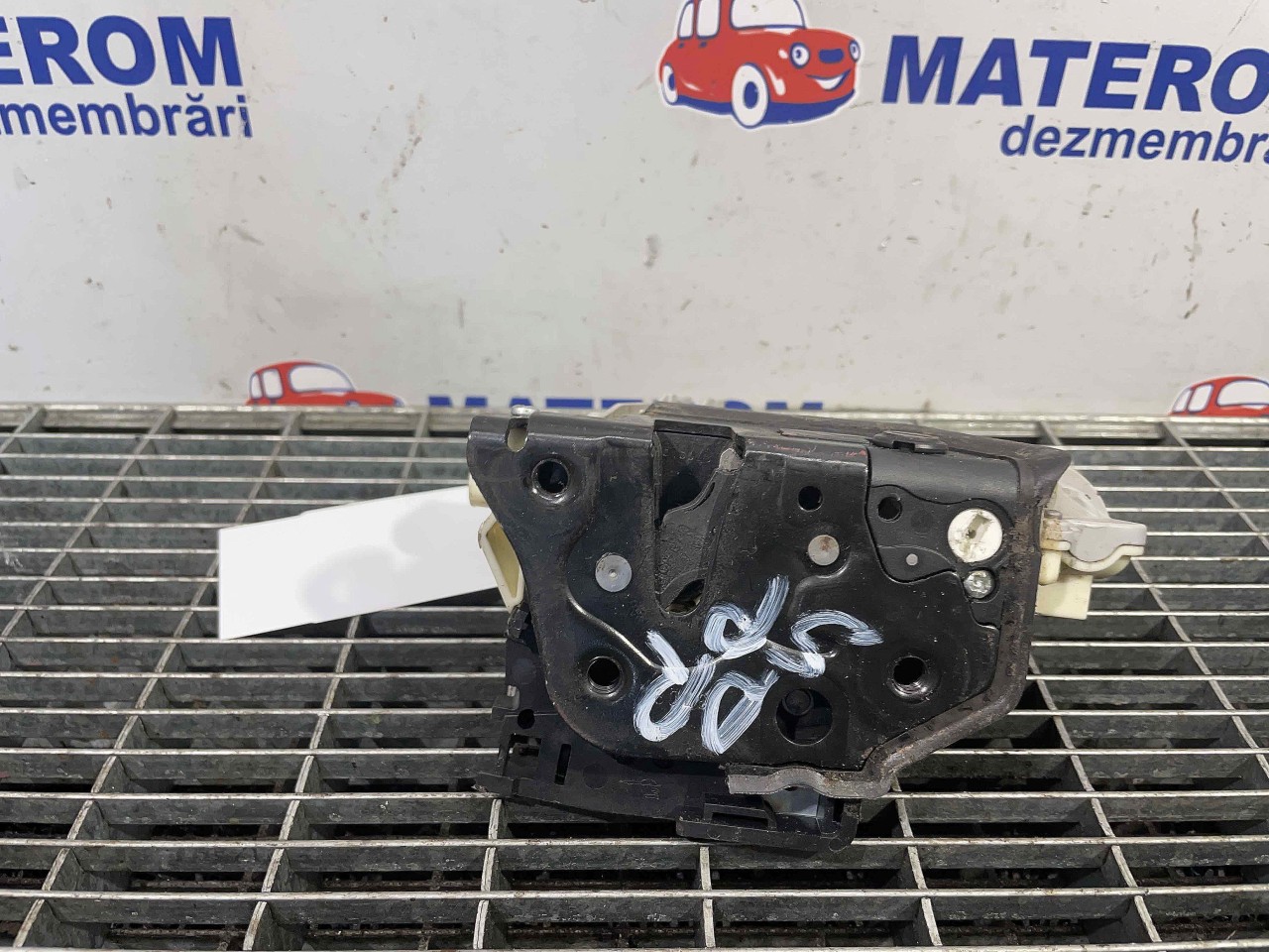 INCUIETOARE USA SPATE DREAPTA VW PASSAT - - (2005 2010)