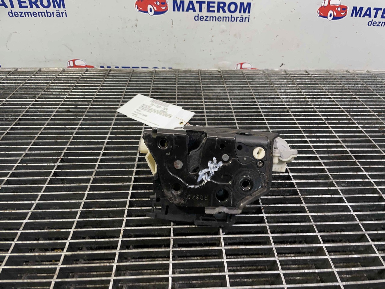 INCUIETOARE USA SPATE DREAPTA VW PASSAT - - (2010 2014)