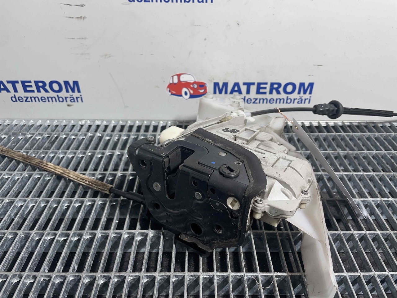 INCUIETOARE USA SPATE DREAPTA VW PASSAT - - (2010 2014)