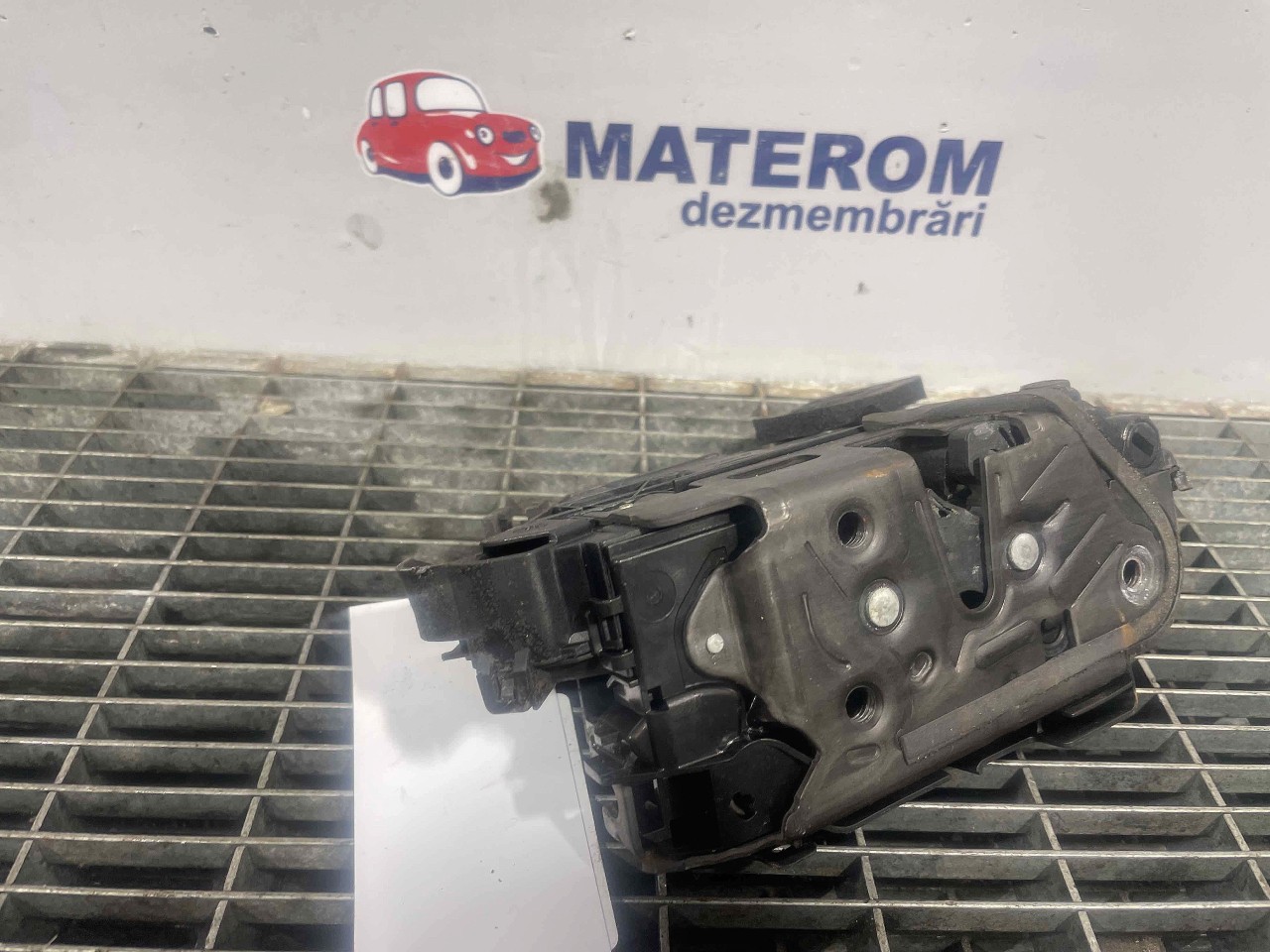 INCUIETOARE USA SPATE DREAPTA VW PASSAT - - (2014 2019)
