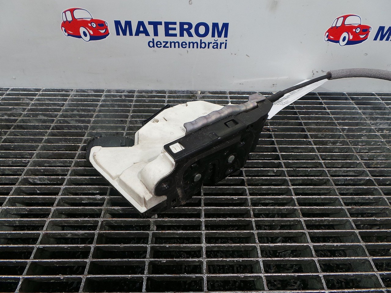 INCUIETOARE USA SPATE DREAPTA VW POLO - - (2009 2014)