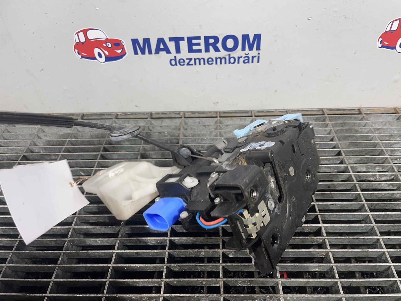 INCUIETOARE USA SPATE DREAPTA VW TOURAN - - (2010 2015)