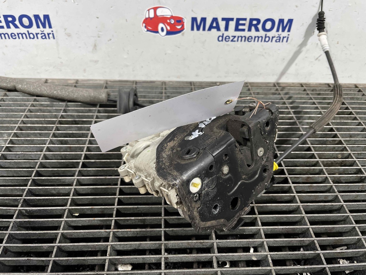 INCUIETOARE USA SPATE STANGA AUDI A1 - - (2010 2014)