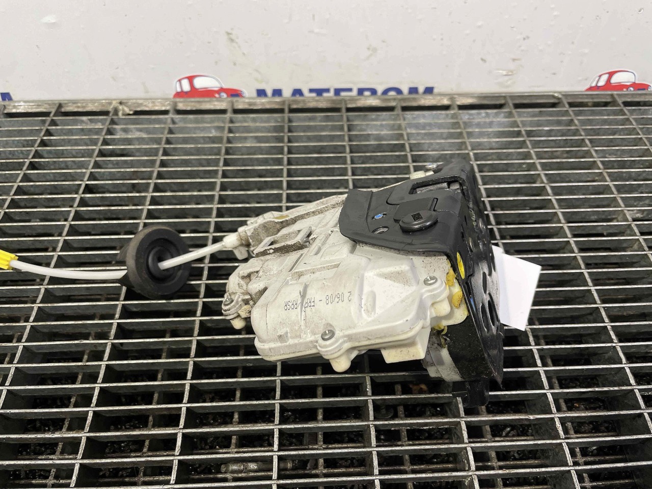 INCUIETOARE USA SPATE STANGA AUDI A4 - - (2004 2007)