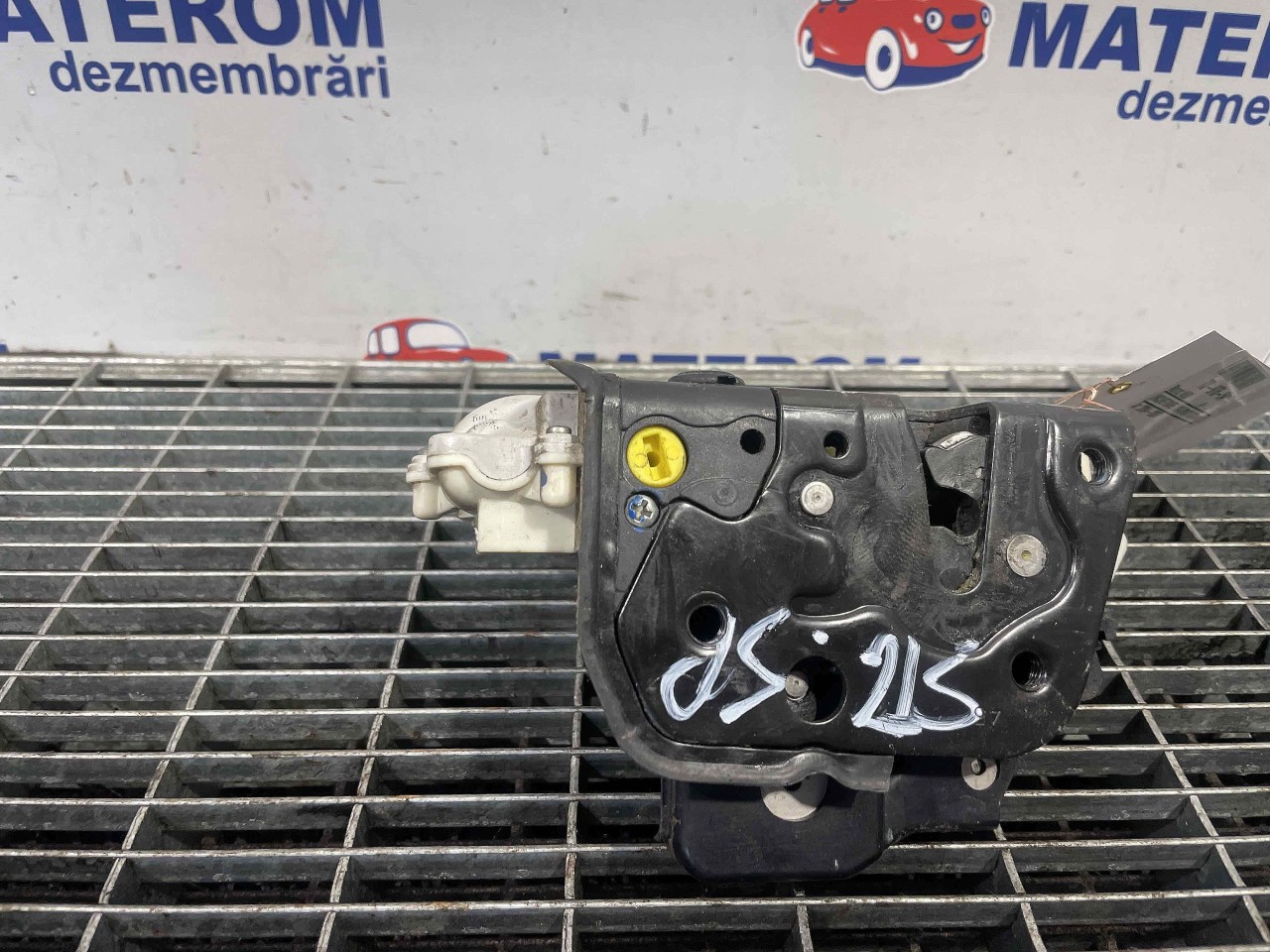 INCUIETOARE USA SPATE STANGA AUDI A4 - - (2004 2007)
