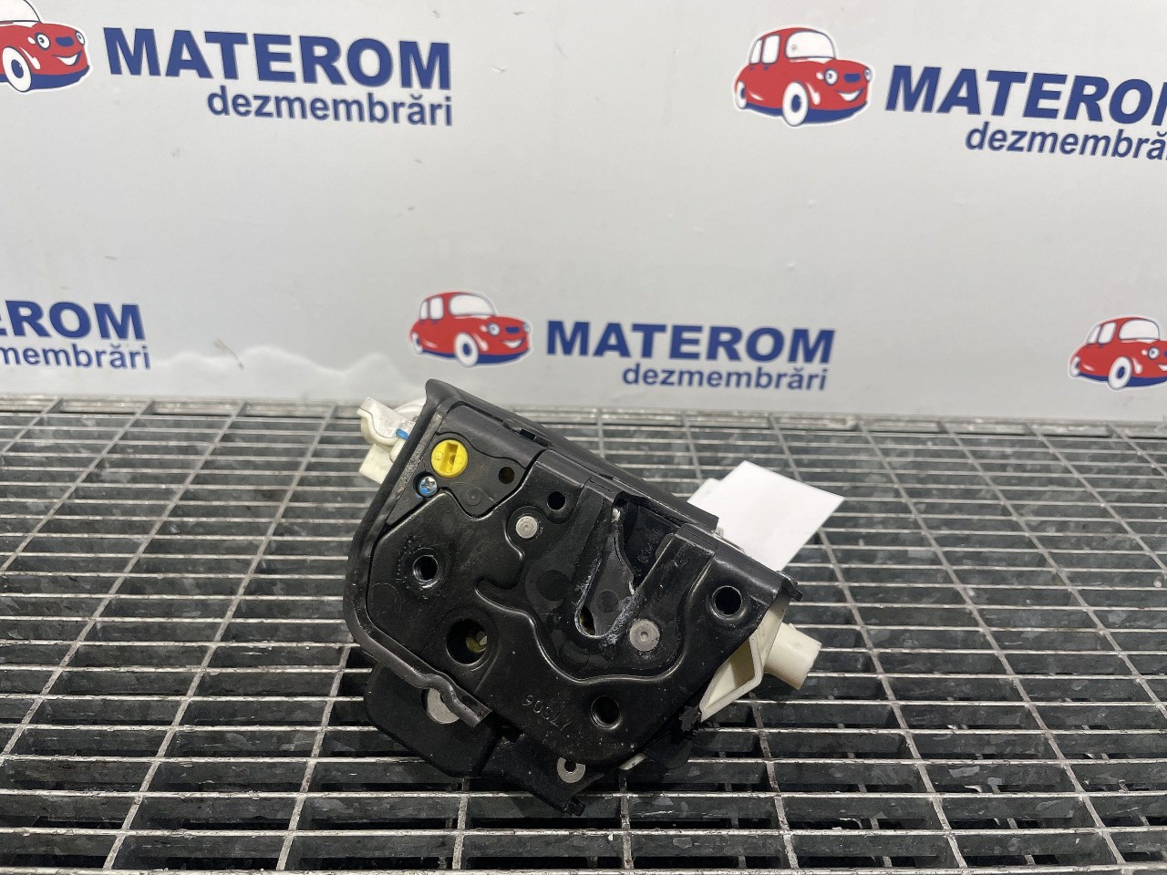 INCUIETOARE USA SPATE STANGA AUDI A4 - -