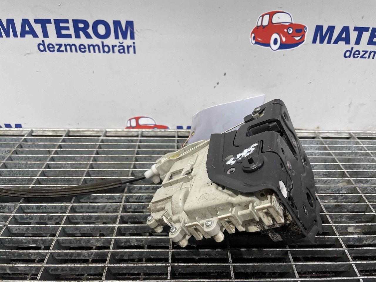 INCUIETOARE USA SPATE STANGA AUDI A4 - - (2012 2015)