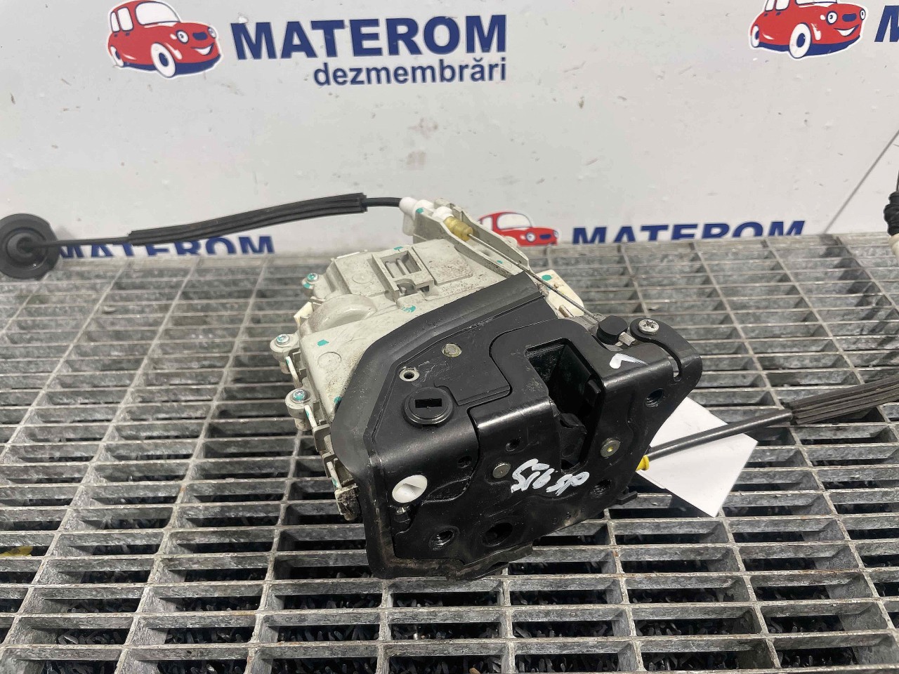 INCUIETOARE USA SPATE STANGA AUDI A4 A4 - - (2007 2011)