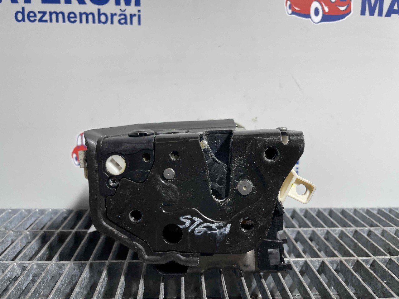 INCUIETOARE USA SPATE STANGA AUDI A4 A4 - - (2012 2015)