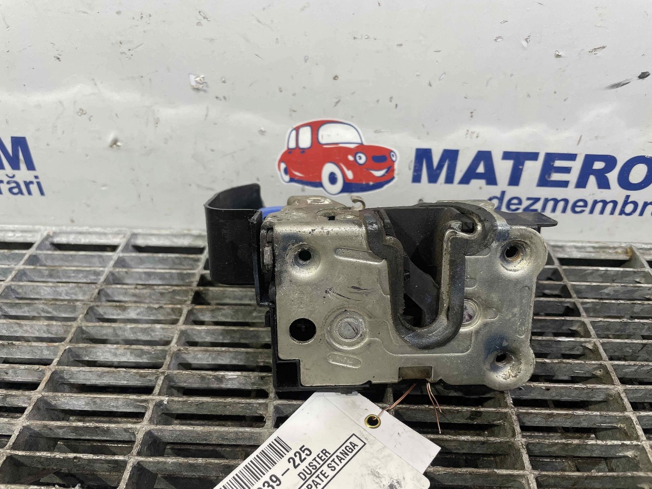 INCUIETOARE USA SPATE STANGA DACIA DUSTER - - (2010 2013)