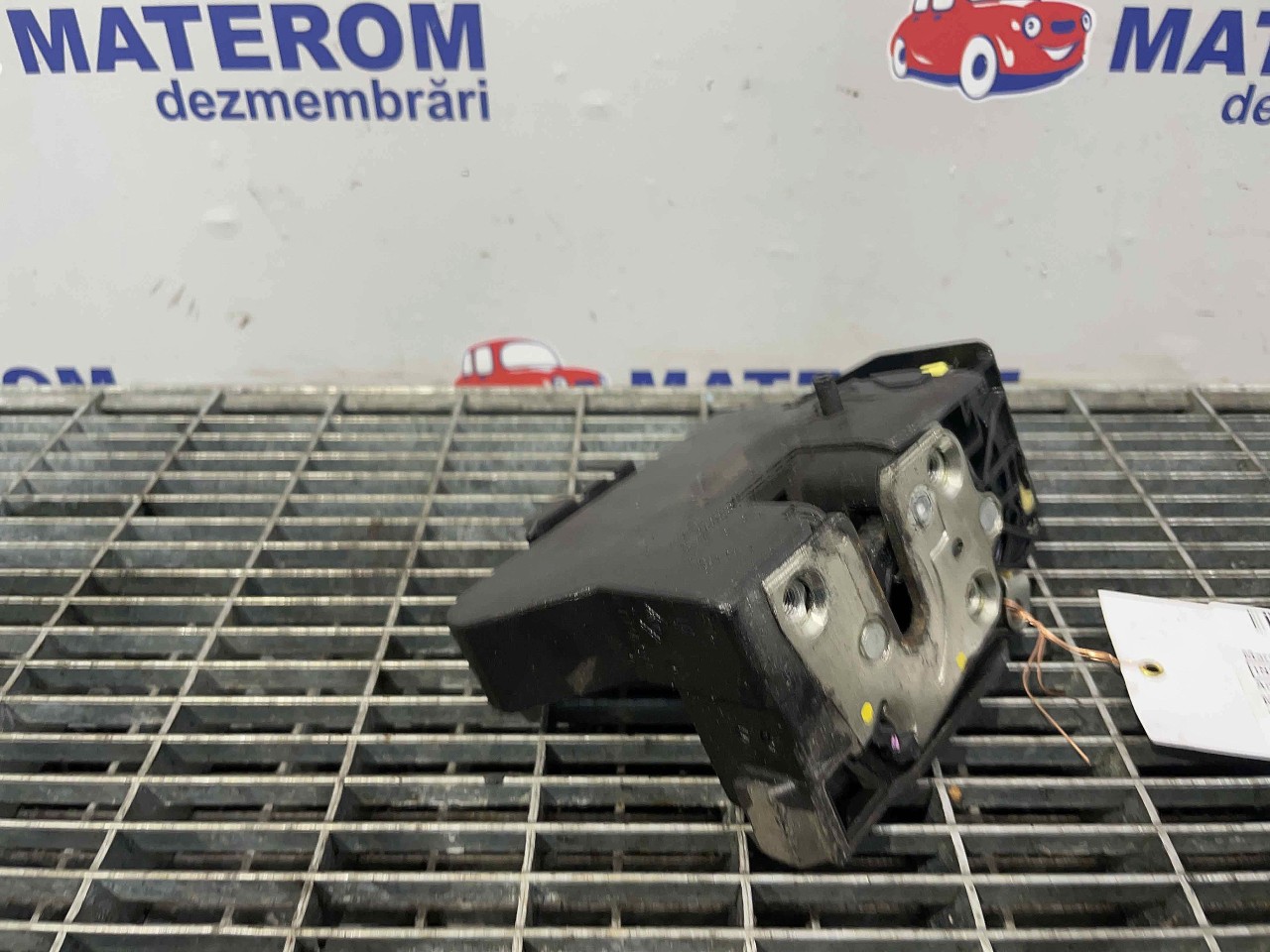 INCUIETOARE USA SPATE STANGA DACIA SANDERO - - (2012 2019)