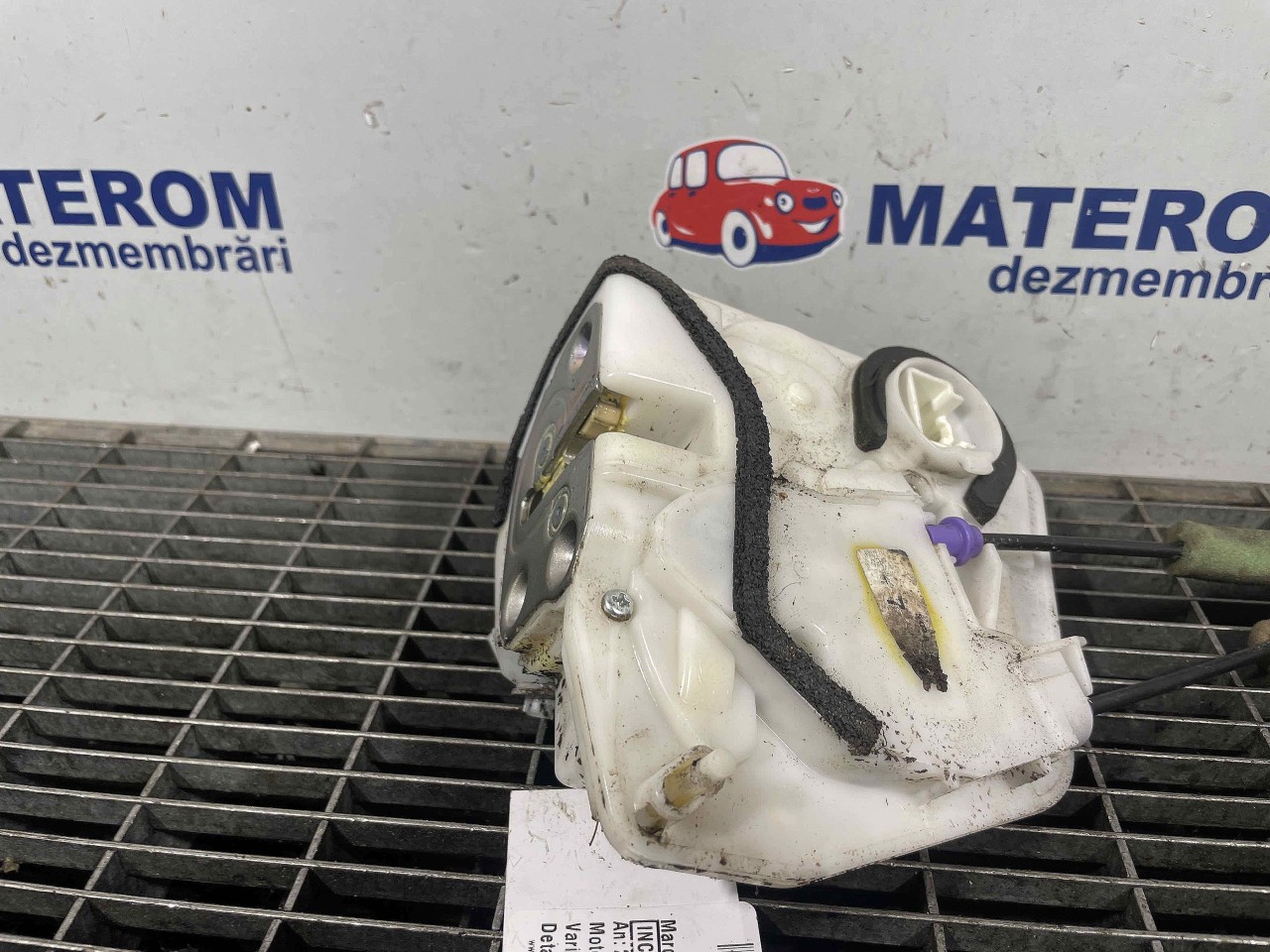 INCUIETOARE USA SPATE STANGA MAZDA 3 - -