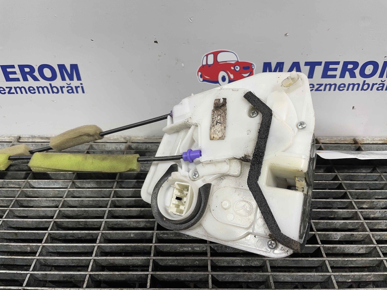 INCUIETOARE USA SPATE STANGA MAZDA 3 3 - - (2013 2018)