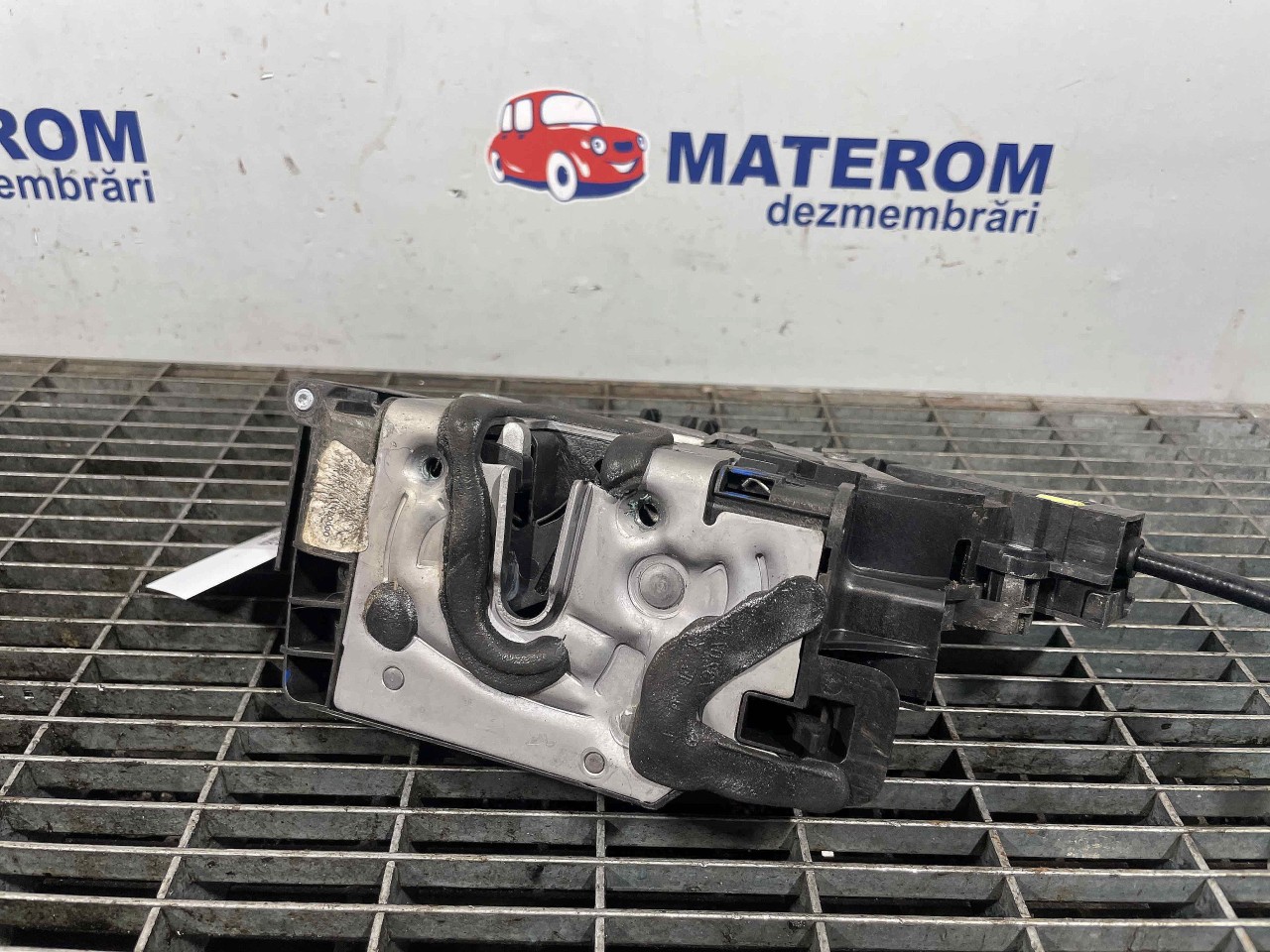 INCUIETOARE USA SPATE STANGA MERCEDES C-