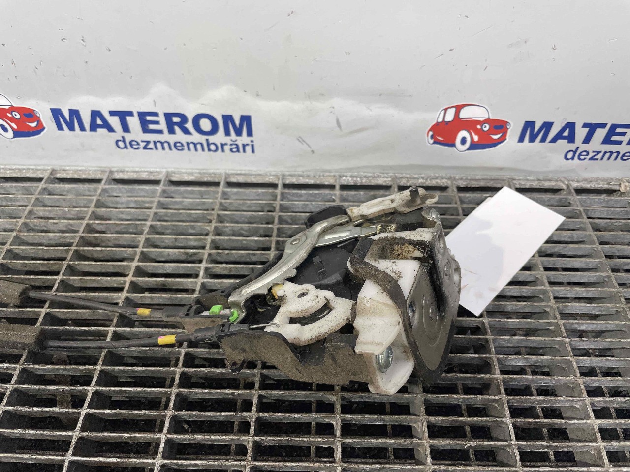 INCUIETOARE USA SPATE STANGA MITSUBISHI L200 - - (2006 2010)