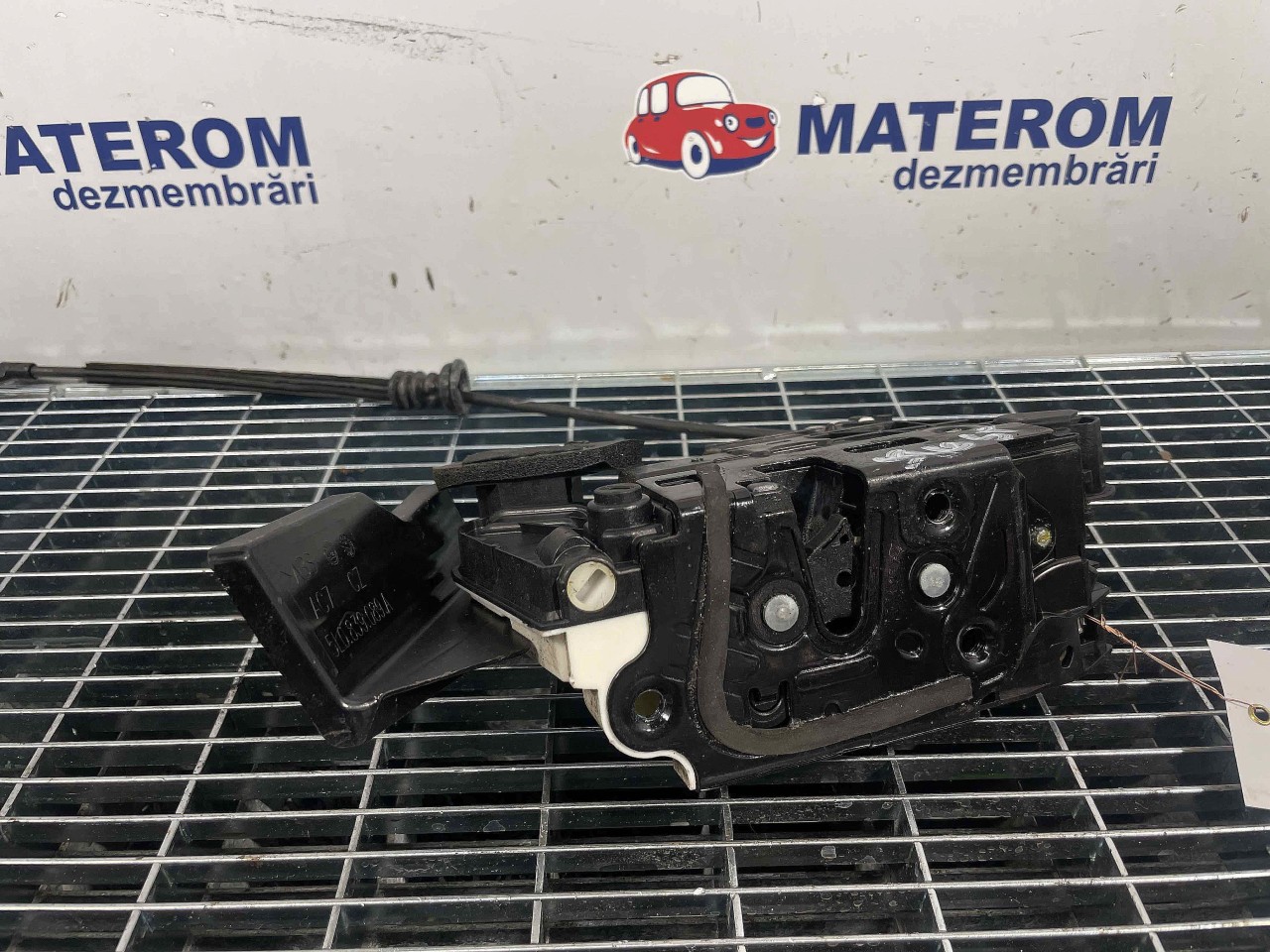 INCUIETOARE USA SPATE STANGA SKODA YETI - - (2009 2017)