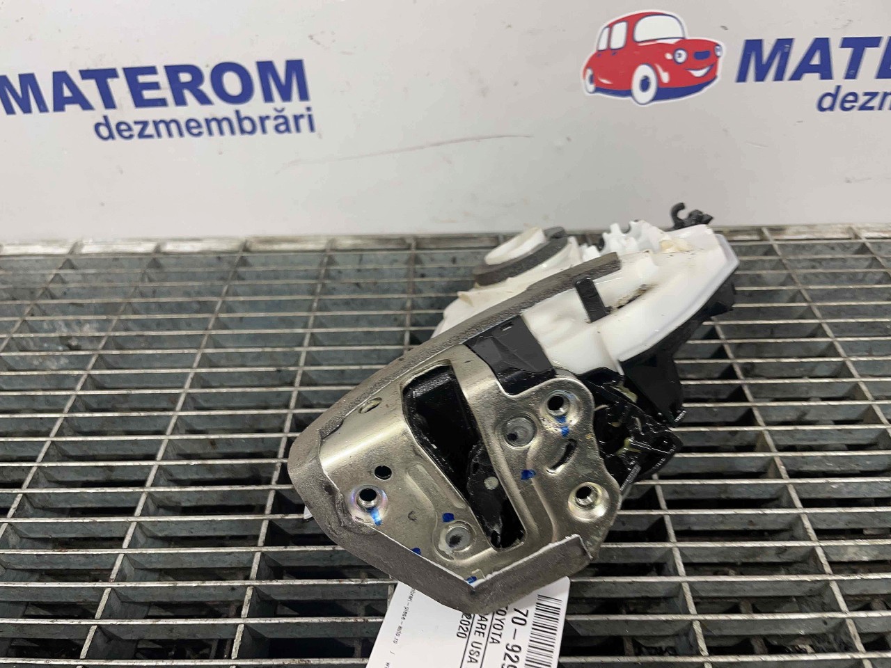 INCUIETOARE USA SPATE STANGA TOYOTA HILUX - - (2015 2020)