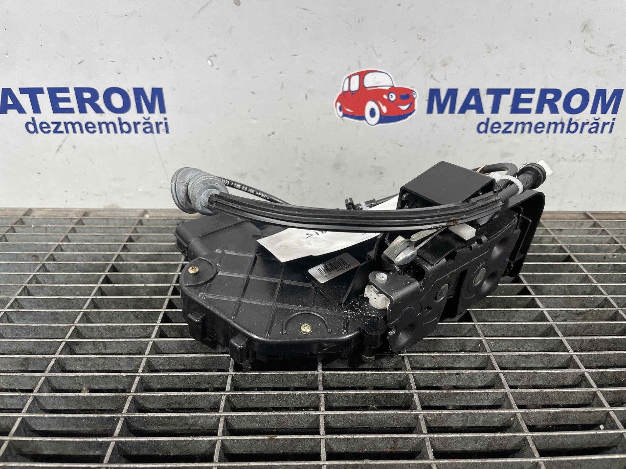 INCUIETOARE USA SPATE STANGA VOLVO V50 - - (2004 2010)