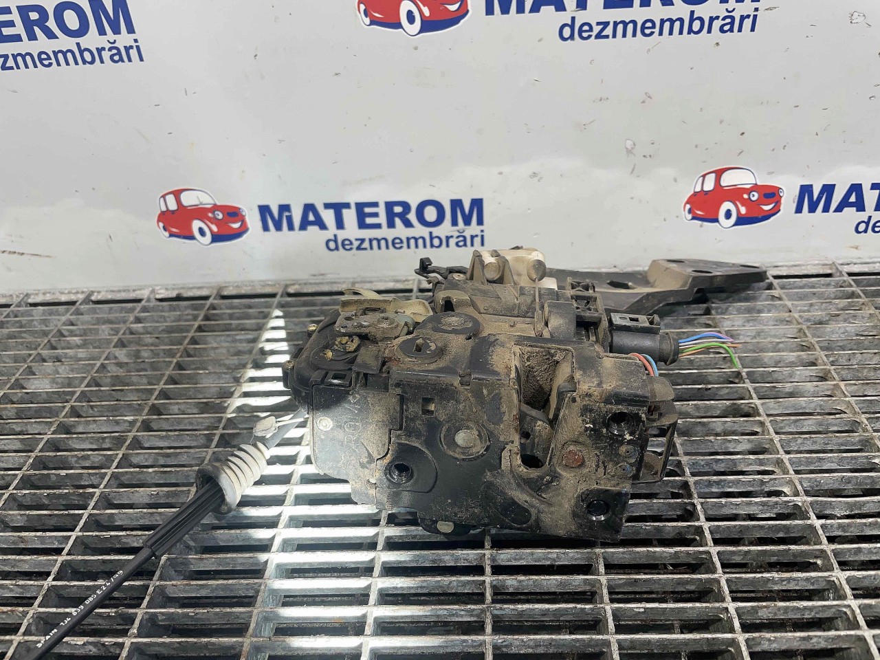 INCUIETOARE USA SPATE STANGA VW BORA - - (1998 2004)