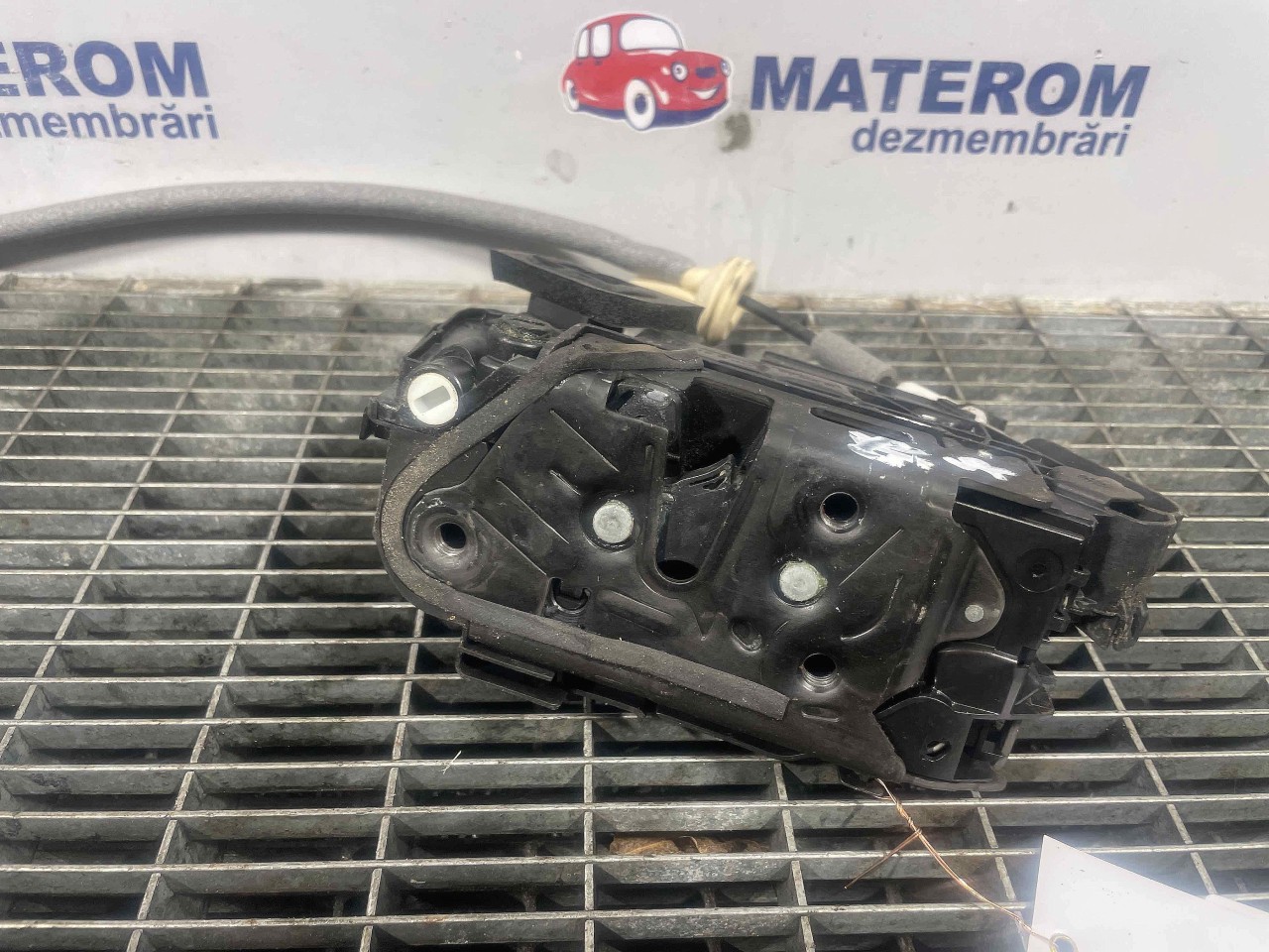 INCUIETOARE USA SPATE STANGA VW PASSAT - - (2014 2019)