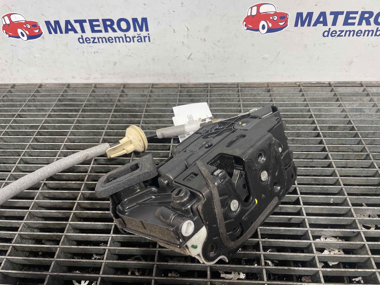 INCUIETOARE USA SPATE STANGA VW PASSAT - - (2014 2019)