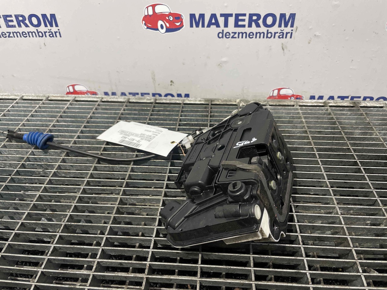 INCUIETOARE USA SPATE STANGA VW PASSAT CC - - (2012 2016)