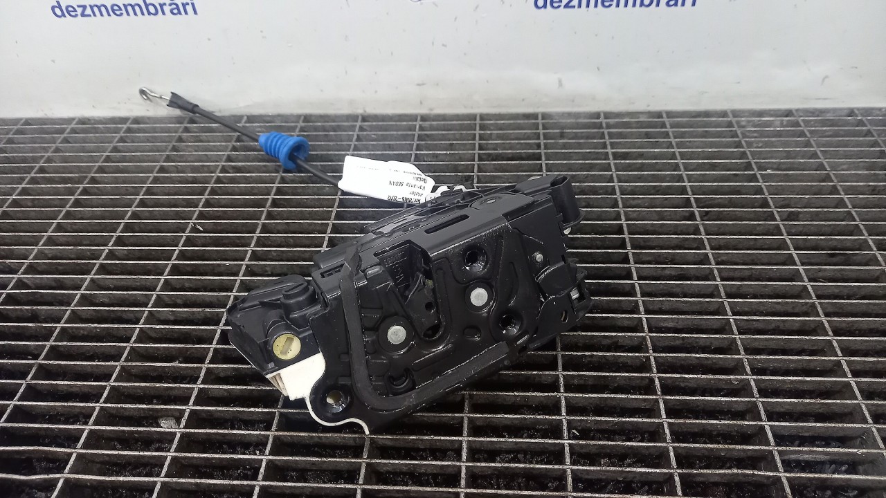 INCUIETOARE USA SPATE STANGA VW PASSAT CC PASSAT CC - - (2008 2012)
