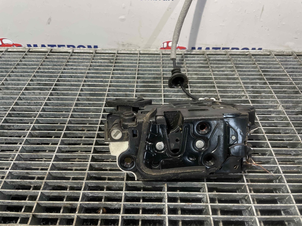INCUIETOARE USA SPATE STANGA VW POLO - - (2009 2014)
