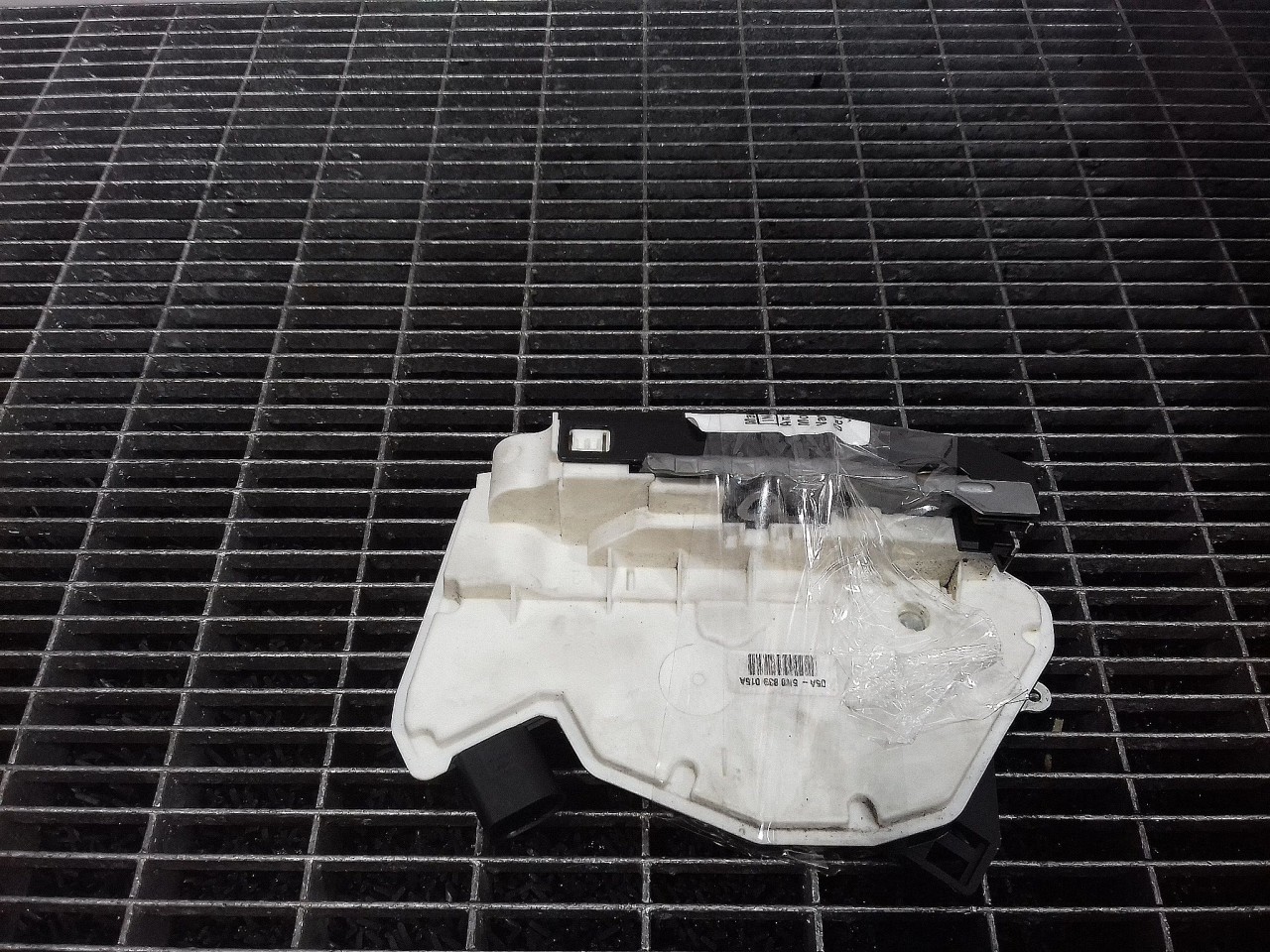 INCUIETOARE USA SPATE STANGA VW TIGUAN - - (2007 2010)