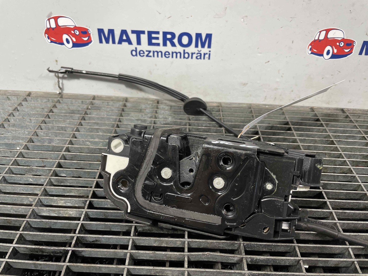 INCUIETOARE USA SPATE STANGA VW TIGUAN - - (2010 2015)