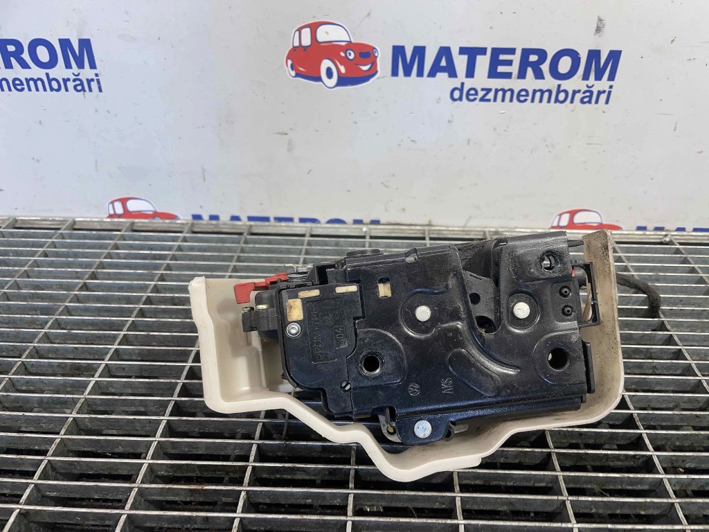 INCUIETOARE USA SPATE STANGA VW TOURAN - - (2007 2010)