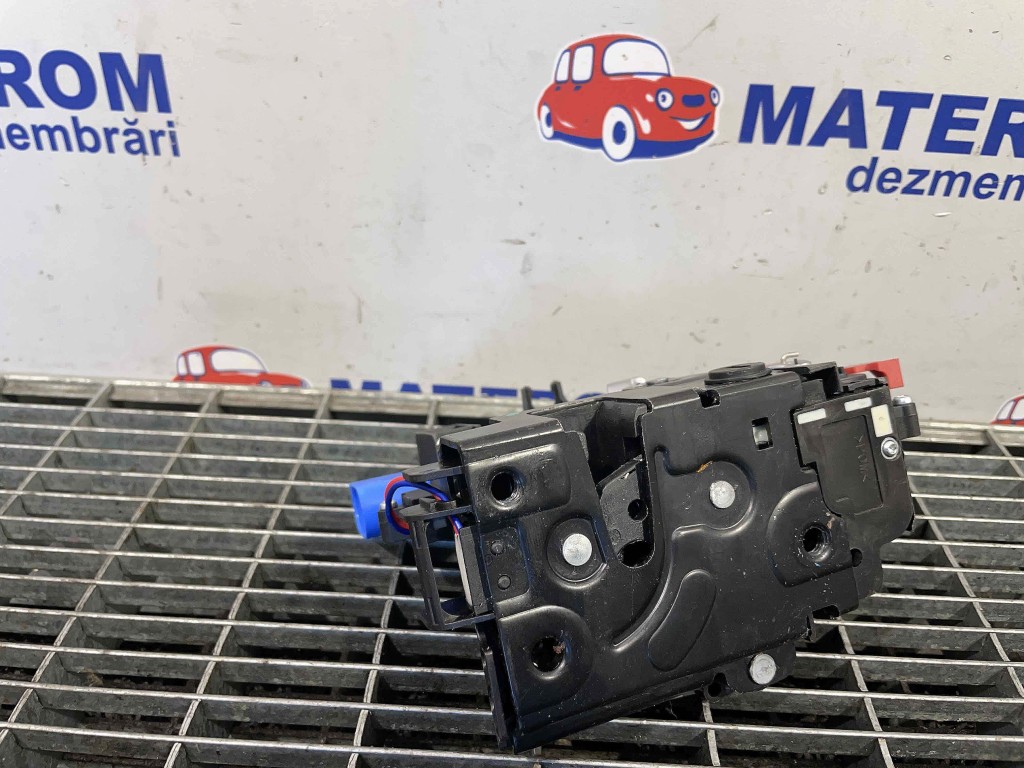 INCUIETOARE USA SPATE STANGA VW TOURAN - - (2007 2010)
