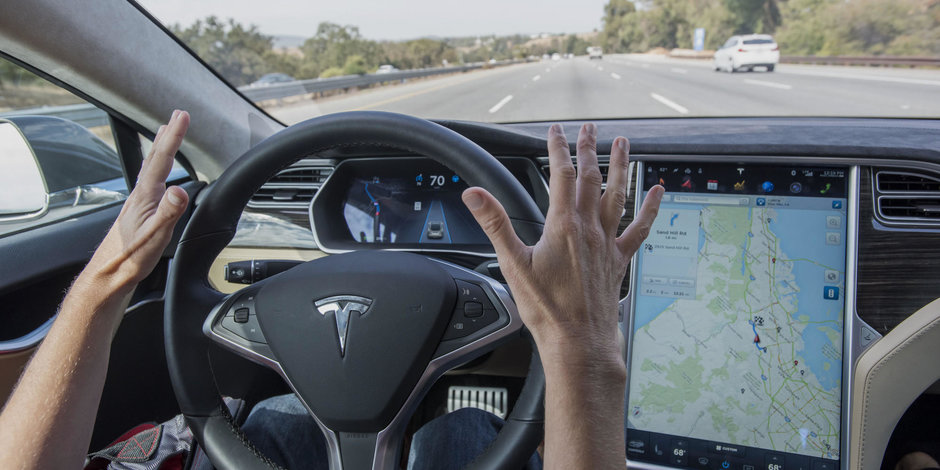 Inevitabilul s-a produs: un sofer moare decapitat intr-o masina Tesla care se conducea singura Inevitabilul s-a produs: un sofer moare decapitat intr-o masina Tesla care se conducea singura