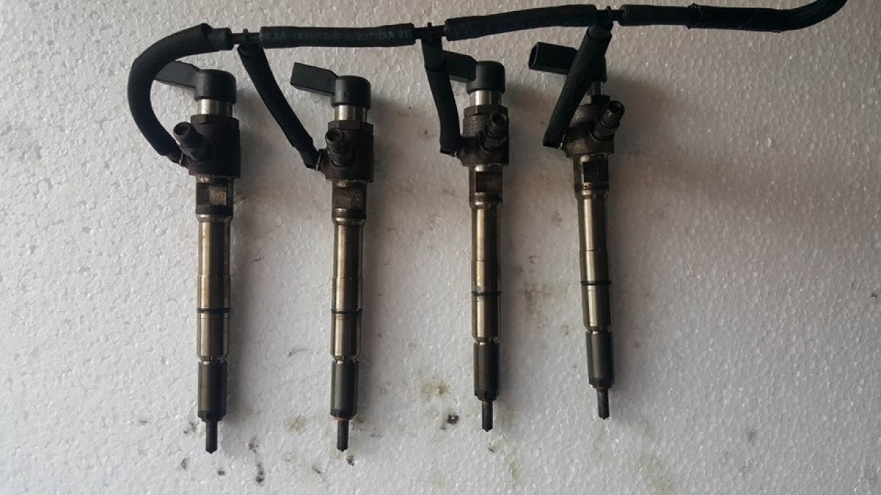 Injectoare 03l130277b vw jetta IV 1.6 tdi cayc 105 cai