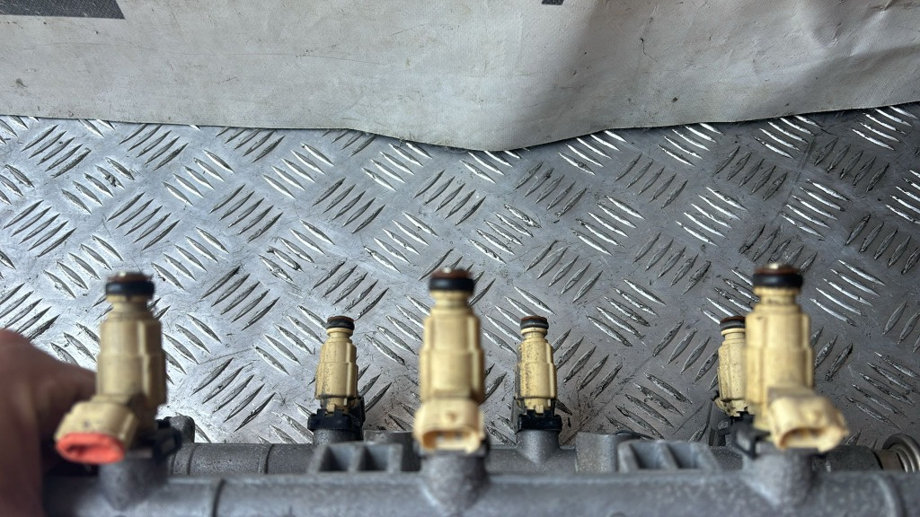 Injectoare hyundai santa fe 2. 7 4wd cod 35310-23600