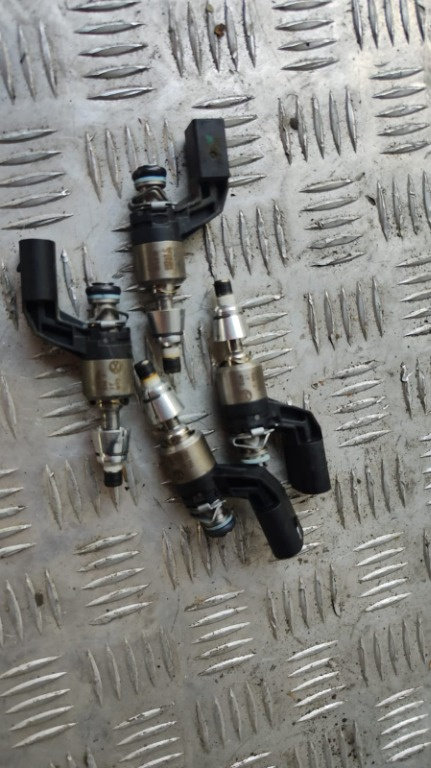 Injectoare Volkswagen Passat B6 1.4 TSI cod motor CDGA an 2009 cod 03C906036J