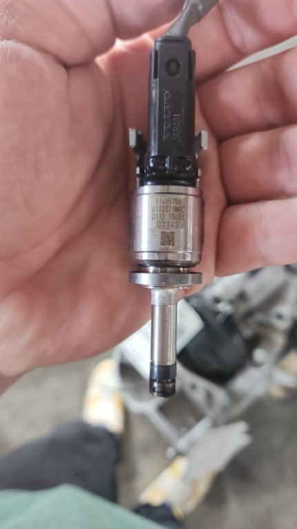Injectoare Volvo V40 S40 1.5 T3 cod 31465789