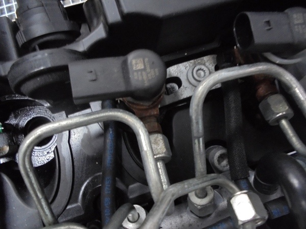 Injector, 03L130277B, Vw Golf 6 (5K1) 1.6 tdi (pr:110747)