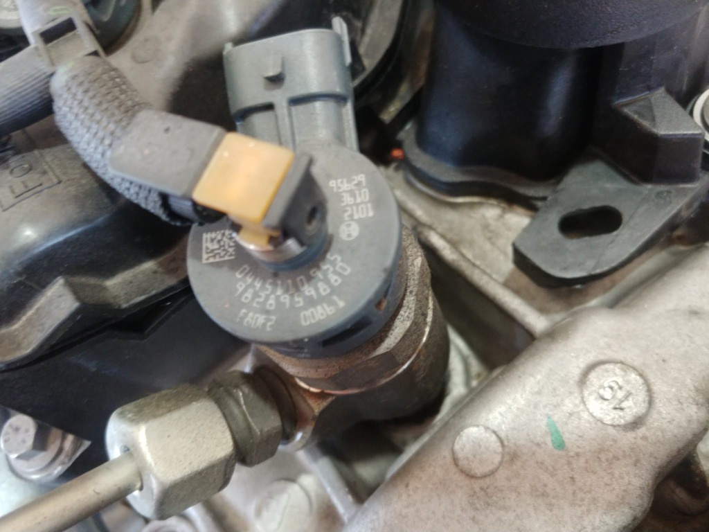 Injector 1.5hdi yh01 citroen c5 opel vivaro c peugeot 308 3008 5008 9828959880 0445110955