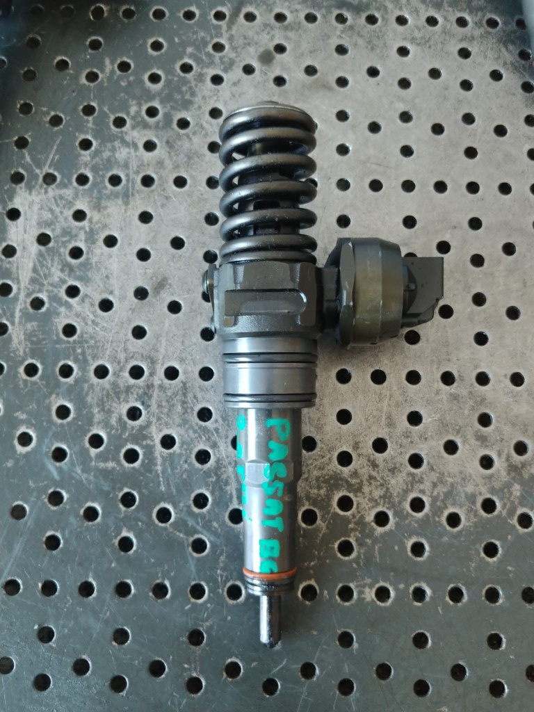 Injector 2.0 tdi bmm bmp audi a3 8p vw passat b6 golf 5 touran skoda octavia 2 seat leon 038130073bq