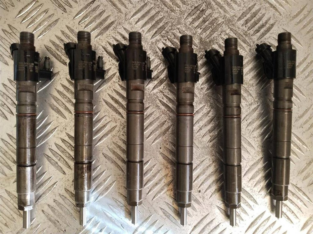 Injector 9X2Q-9K546-DB Land Rover Discovery IV 3.0 D V6 cod motor 306DT an fab. 2009 - 2018